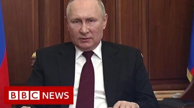 Putin recognises Ukraine breakaway regions as independent, sparking Russian invasion fear - BBC News