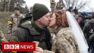 Military couple marry on Ukrainian front line amid war with Russia - BBC News