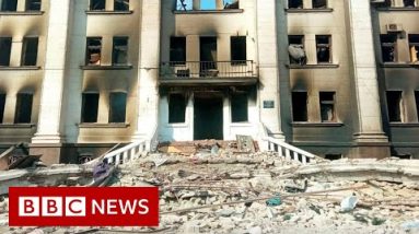 'Tanks in streets' as fighting hits Ukraine's Mariupol centre - BBC News