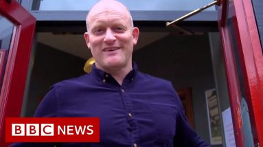Tiny town opening its arms to Ukrainian refugees - BBC News