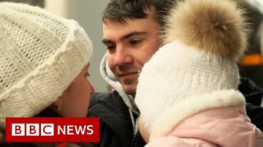Ukrainians return to country to take up arms against Russia - BBC News