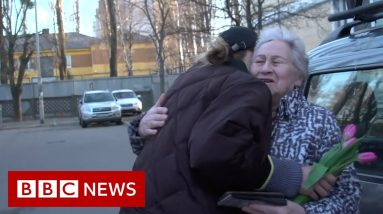 Ukrainian volunteers provide urgent care for elderly – BBC News