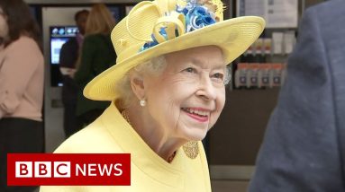 How the Queen’s style has changed throughout her 70-year reign – BBC News