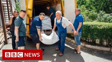 Uber powers emergency food deliveries in Ukraine – BBC News