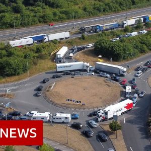 Eurotunnel travellers facing third day of delays - BBC News