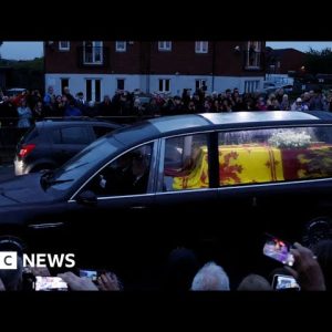 Queen Elizabeth II's coffin travels to Buckingham Palace - BBC News