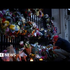 Tears and tributes for Queen Elizabeth II across the UK - BBC News