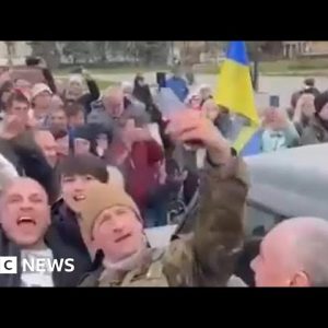 Cheering crowds in Kherson greet Ukrainian troops - BBC News