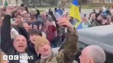 Cheering crowds in Kherson greet Ukrainian troops - BBC News