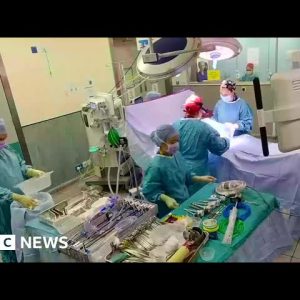 How can robot-assisted surgery teach trainee doctors? - BBC News