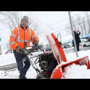 Winter storm sweeping US could become 'bomb cyclone' - BBC News