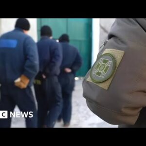 Inside a prisoner of war camp for Russians in Ukraine – BBC News