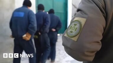 Inside a prisoner of war camp for Russians in Ukraine – BBC News