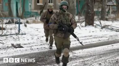 Ukraine frontline fighting:  street battles as Russia advances on Vuhledar - BBC News