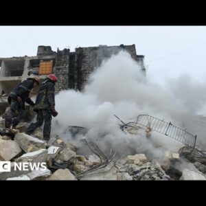 Second earthquake hits in Turkey after more than 1,000 killed - BBC News