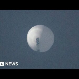 US tracking suspected 'Chinese spy balloon' - BBC News