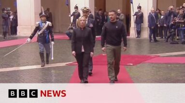 Ukraine's President Zelensky meets political leaders in Rome - BBC News