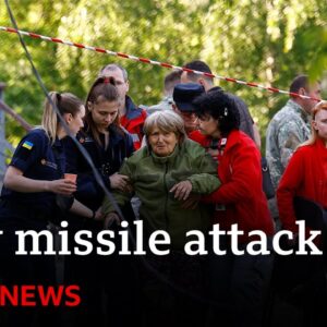 Ukraine: Three killed in overnight missile attack on Kyiv - BBC News