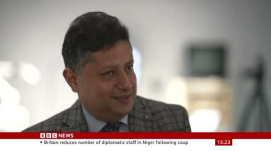 Violinist who played during brain surgery reunites with doctor - BBC News