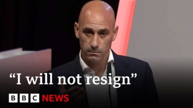 Luis Rubiales: Spanish football boss refuses to quit after Women's World Cup kiss - BBC News