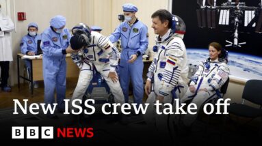 Soyuz rocket launches to take astronauts to International Space Station - BBC News