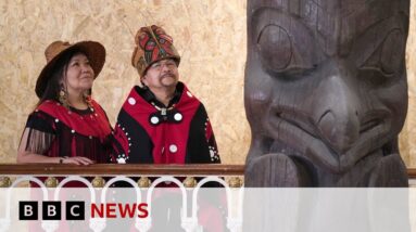 'Stolen' totem pole returned to Canada by Scottish museum - BBC News