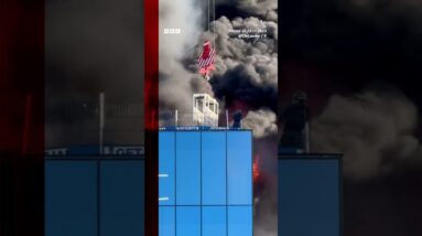 A crane rescues a worker from a roof close to a burning building in Reading, UK. #Shorts #BBCNews