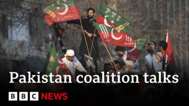 Pakistan election: Coalition talks confirmed after surprise win for Imran Khan supporters - BBC News