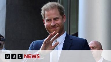 Prince Harry settles phone hacking claim with Mirror newspaper group | BBC News