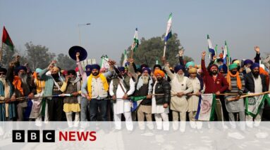 Protesting farmers in India march to Delhi | BBC News