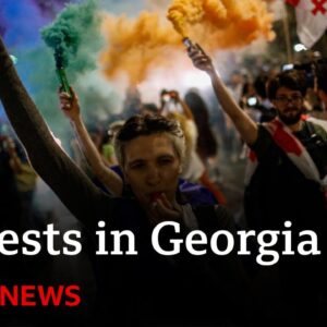 Georgia: Thousands protest against new bill | BBC News
