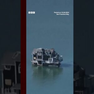 A two-storey houseboat was towed through San Francisco bay. #SanFrancisco #Shorts #BBCNews
