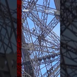 A man has been arrested for climbing the Eiffel Tower before the Olympics closing ceremony. #BBCNews