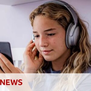 Australian Senate approves social media ban on under-16s | BBC News