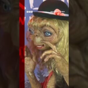 Heidi Klum stuns as E.T at her Halloween party. #Halloween #BBCNews