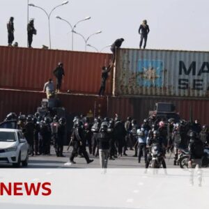 Thousands defy Pakistan police in support of Imran Khan | BBC News