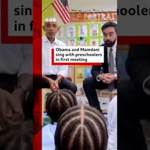 Barack Obama and Zohran Mamdani sing with preschoolers in their first meeting. #NewYork #US #BBCNews