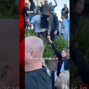 Protesters and police clash in Southampton at Henry Nowak protest. #Southampton #BBCNews