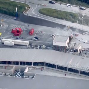 Japan earthquake - many people feared trapped in collapsed shopping mall | BBC News
